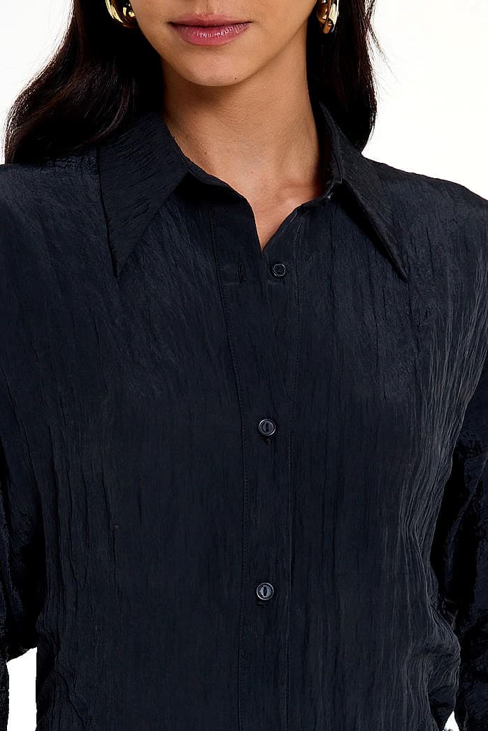 camisa de cetim recorte ajustado — foto 4